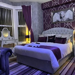 Zimmer mit Kingsize-Bett